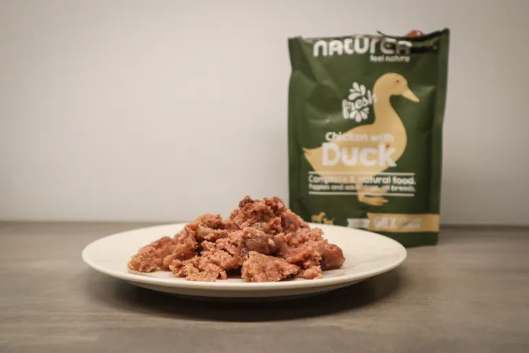 Naturea Dog Kana ja ankka koiran märkäruoka 300 g